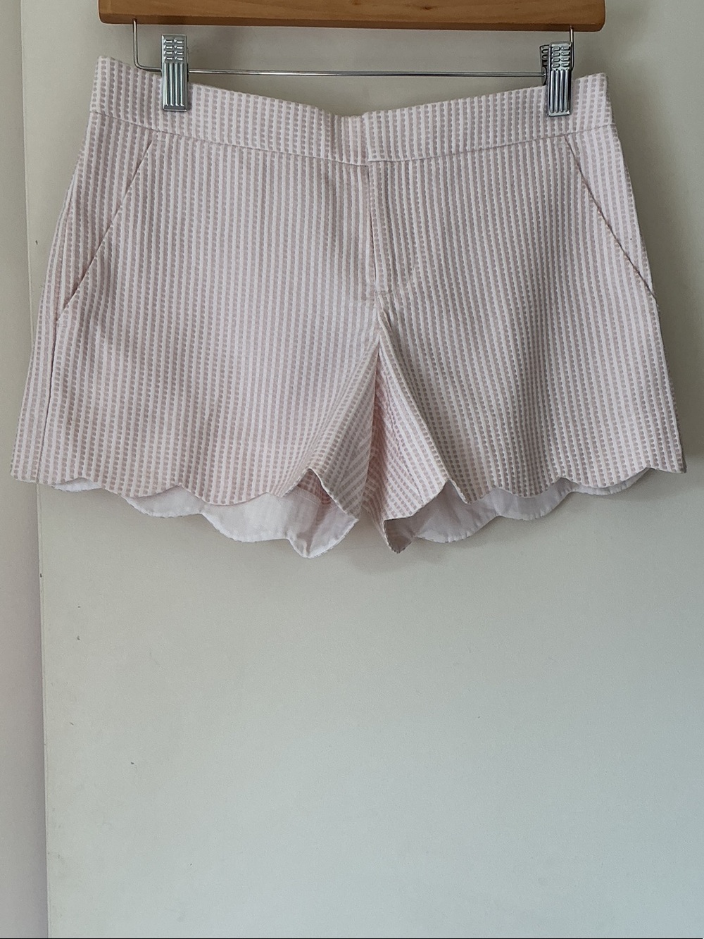 CLUB MONACO Women’s Scalloped Hem Light Pink Seersucker Shorts